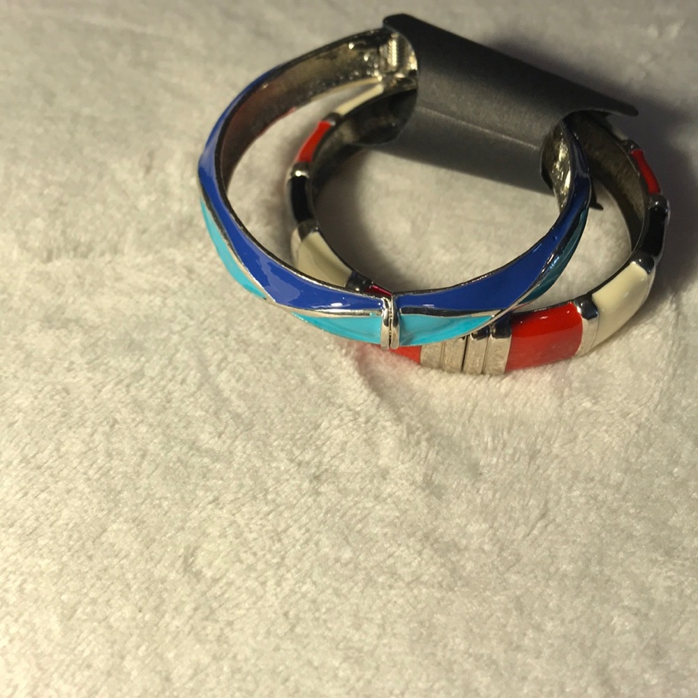 2 Bracelets